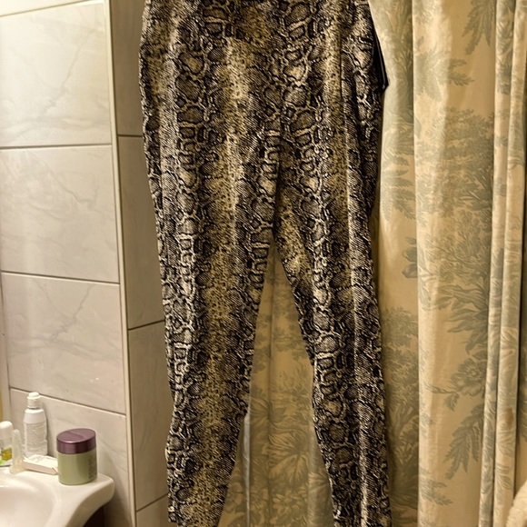 Precious pants by SoHo Apparel Lmtd. Size L Ankle length - Picture 1 of 1